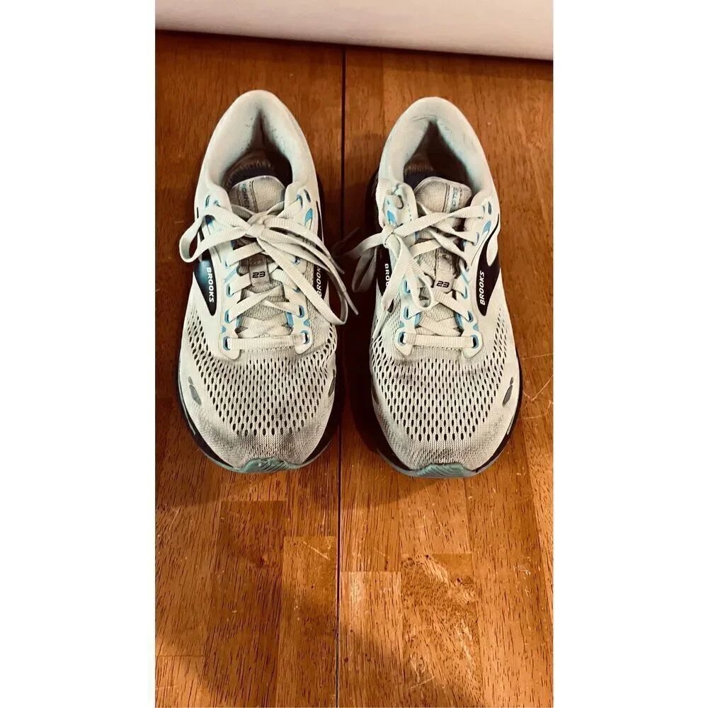 Brooks Sneakers Womens Size 8.5 Wide